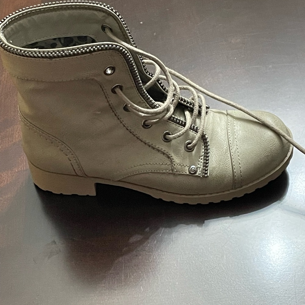 Women green lace boots